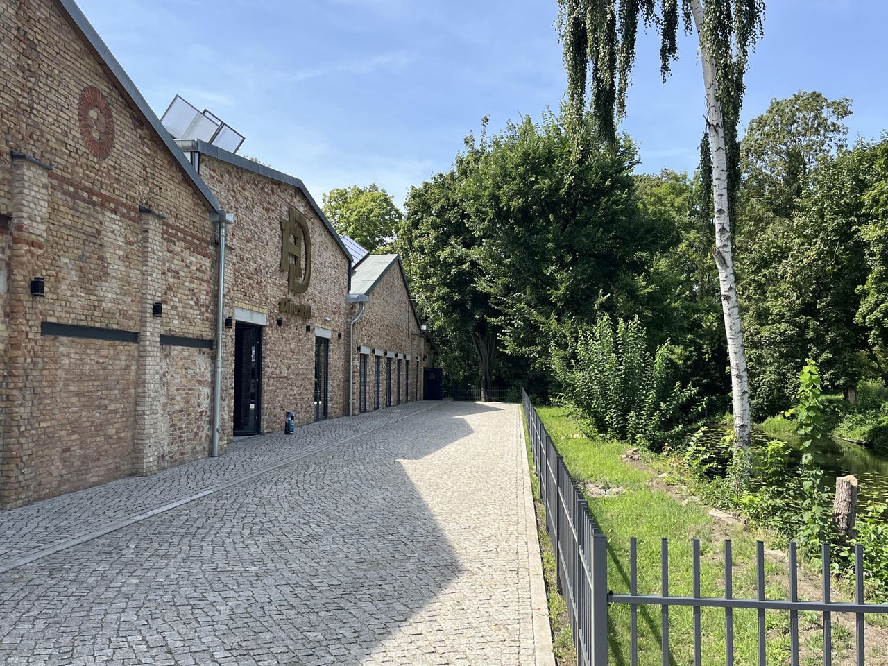 Berlin  Eventlocations FullMotion SimRacing Center + Tagungsraum & Outdoor Area image 8