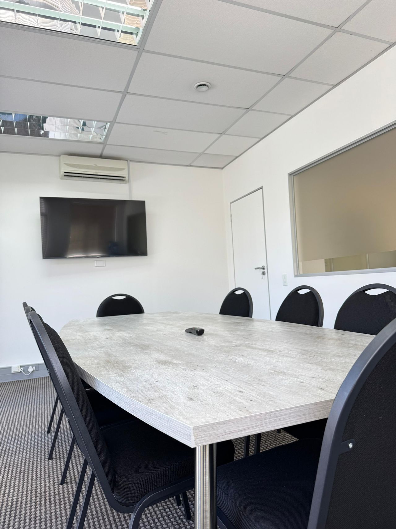 Cape Town  Boardroom Joy Damon image 0