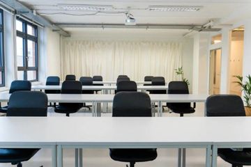 Berlin  Konferenzraum UCM Office Suite image 6