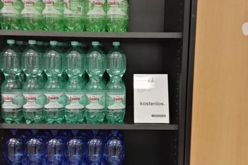 Rest of the World Coworking Desk-Tagespass image 4