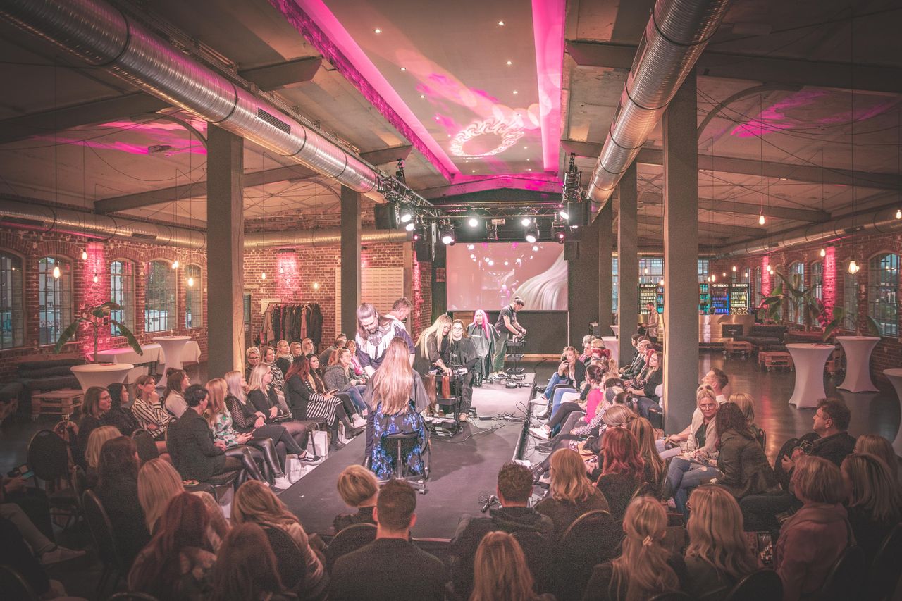 Leipzig  Konferenzräume Leuchtenbau Eventhalle image 4