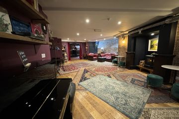 London  Bar  image 0