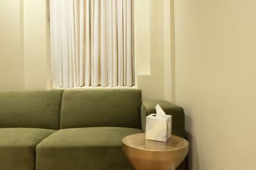 London  Consulting Room Olive Room image 1