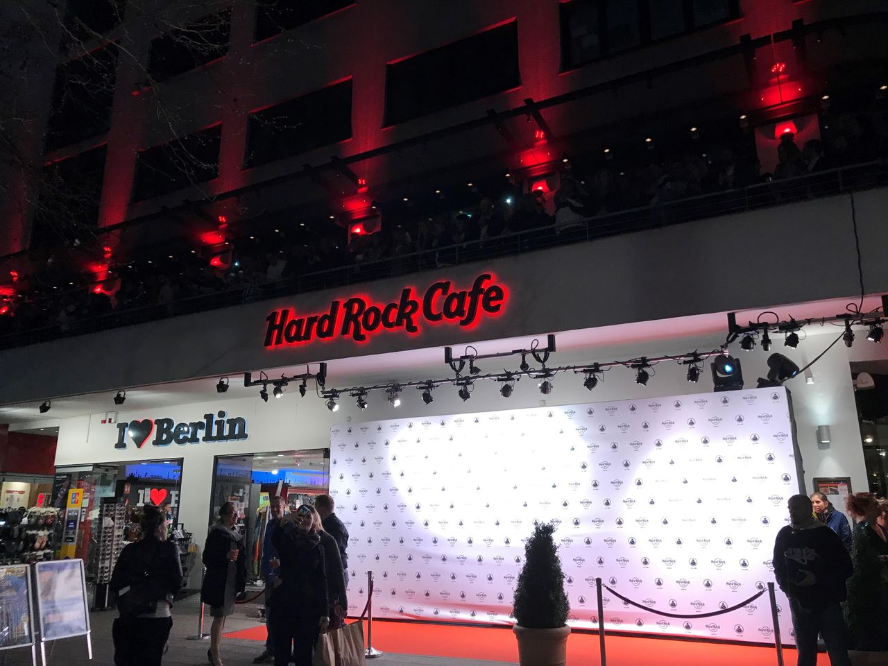 Berlin Christmas Party Cafe Rockige Location mit Kult-Status image 10