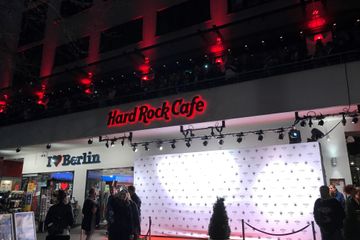 Berlin Christmas Party Cafe Rockige Location mit Kult-Status image 10