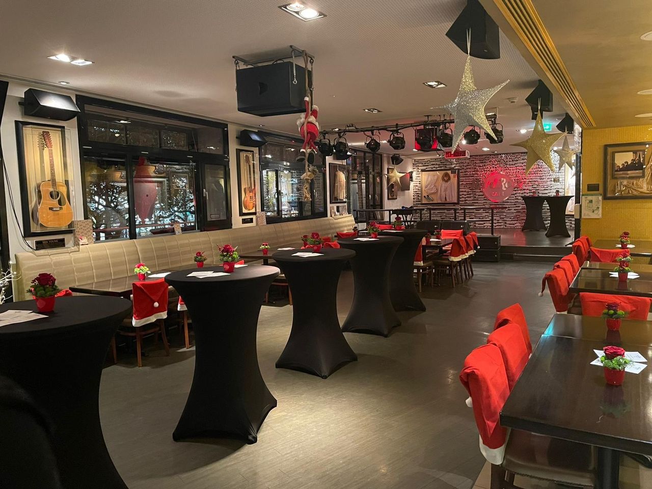 Berlin Christmas Party Cafe Rockige Location mit Kult-Status image 7