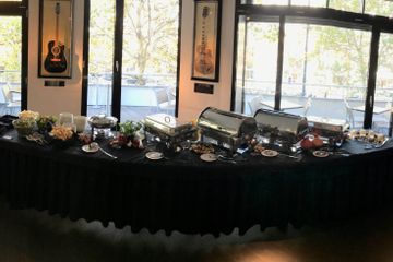 Berlin Christmas Party Cafe Rockige Location mit Kult-Status image 3