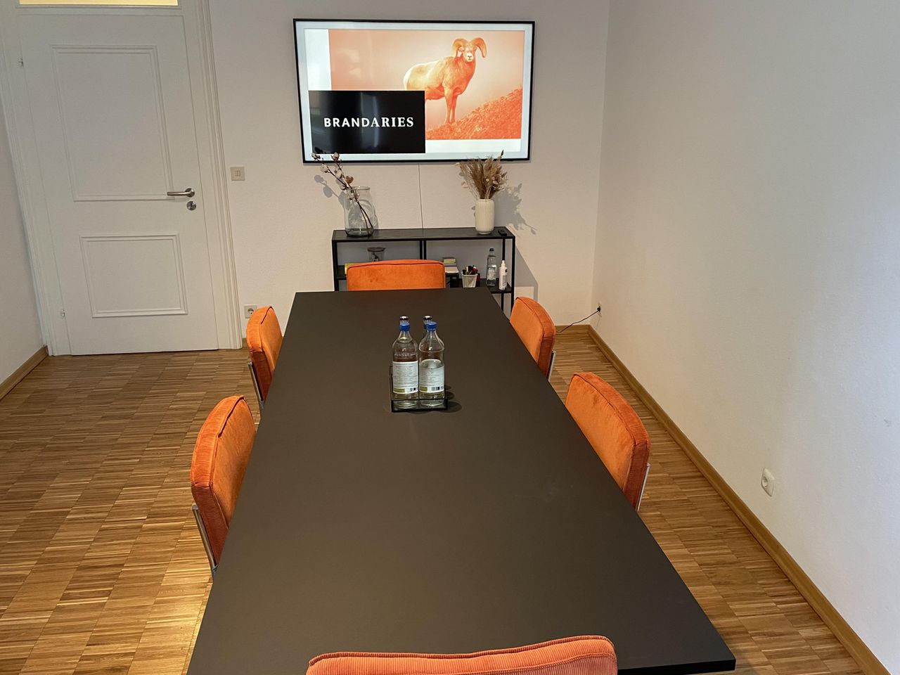 Munich  Meeting room Stilvoller Meetingraum mit 8 Plätzen image 4