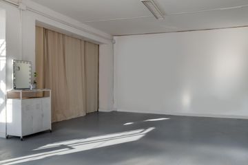 Barcelona Loft Minimal Loft in Marina image 7