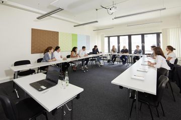 Hamburg Offsite-Meeting Workshop spaces Seminarraum/Meetingraum 6 image 4