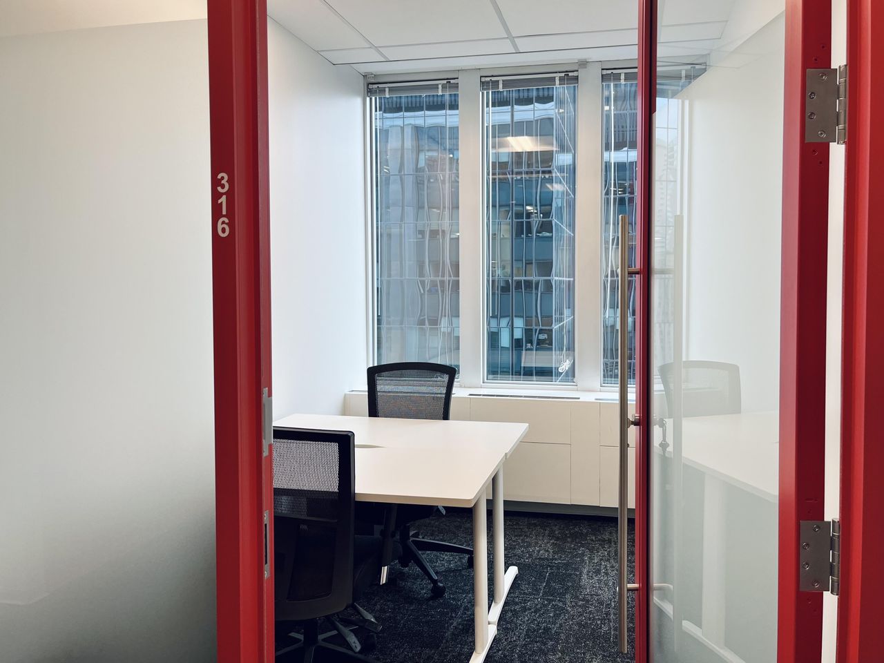 Toronto  Büros auf Zeit 1-2 Person Private Window Office image 3