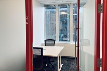 Toronto Büros auf Zeit 1-2 Person Private Window Office image 3