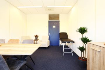 Almere Klantafspraak Vergaderruimtes en vergaderlocaties Blauwe behandelkamer image 1