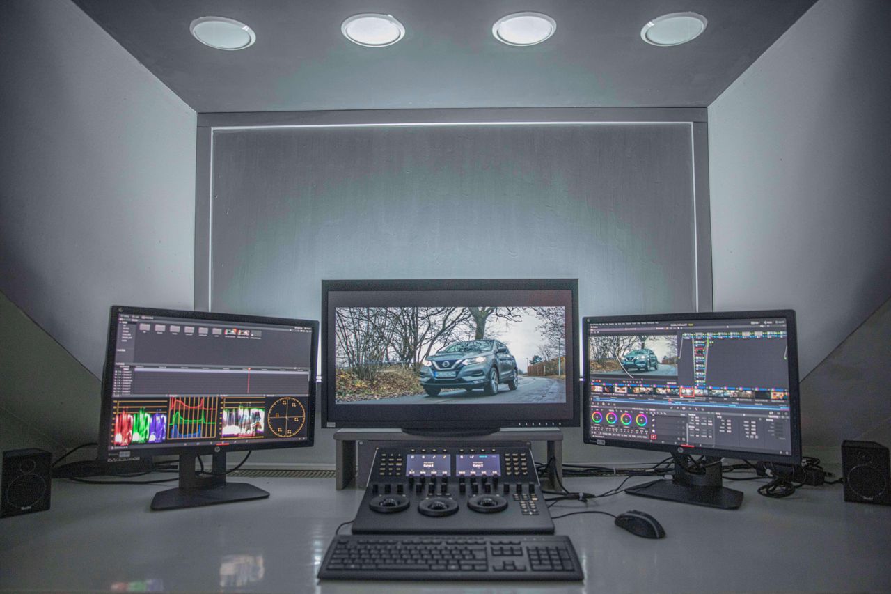 Hamburg Offsite Meeting Meeting room Grading Suite // Eleven Post Production image 1