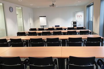 Hamburg Schulungsräume Boardroom Large and bright seminar room image 1