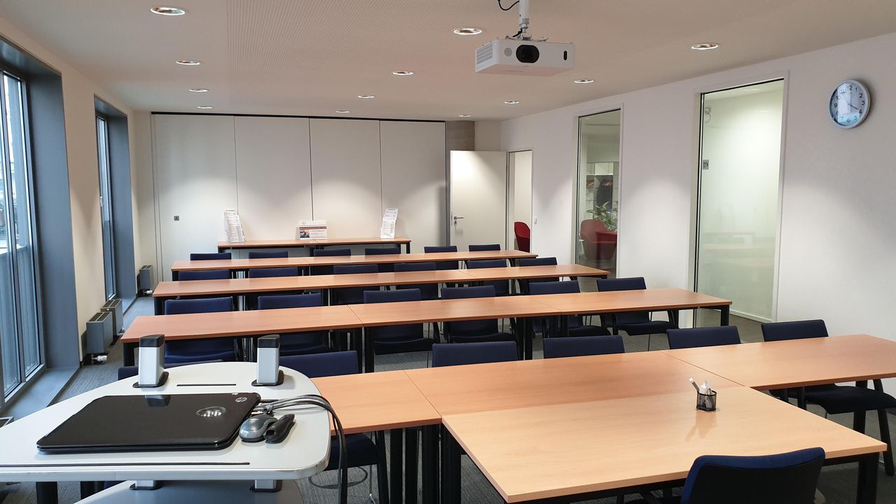 Hamburg Schulungsräume Boardroom Large and bright seminar room image 2