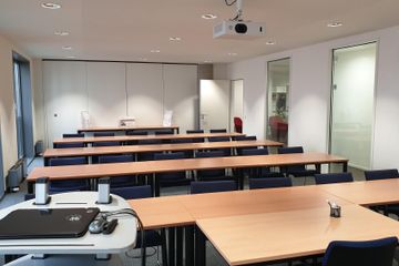 Hamburg Schulungsräume Boardroom Large and bright seminar room image 2