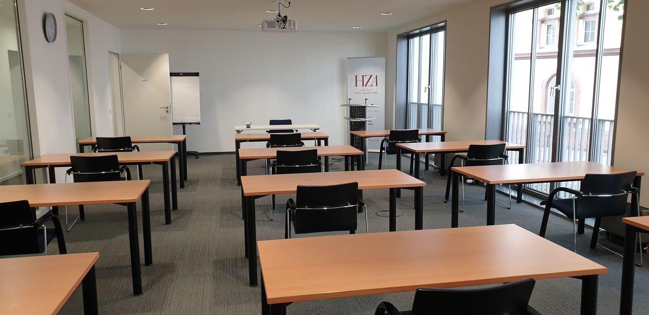 Hamburg Schulungsräume Boardroom Large and bright seminar room image 4
