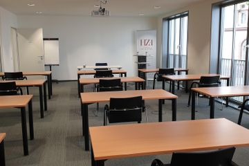 Hamburg Schulungsräume Boardroom Large and bright seminar room image 4