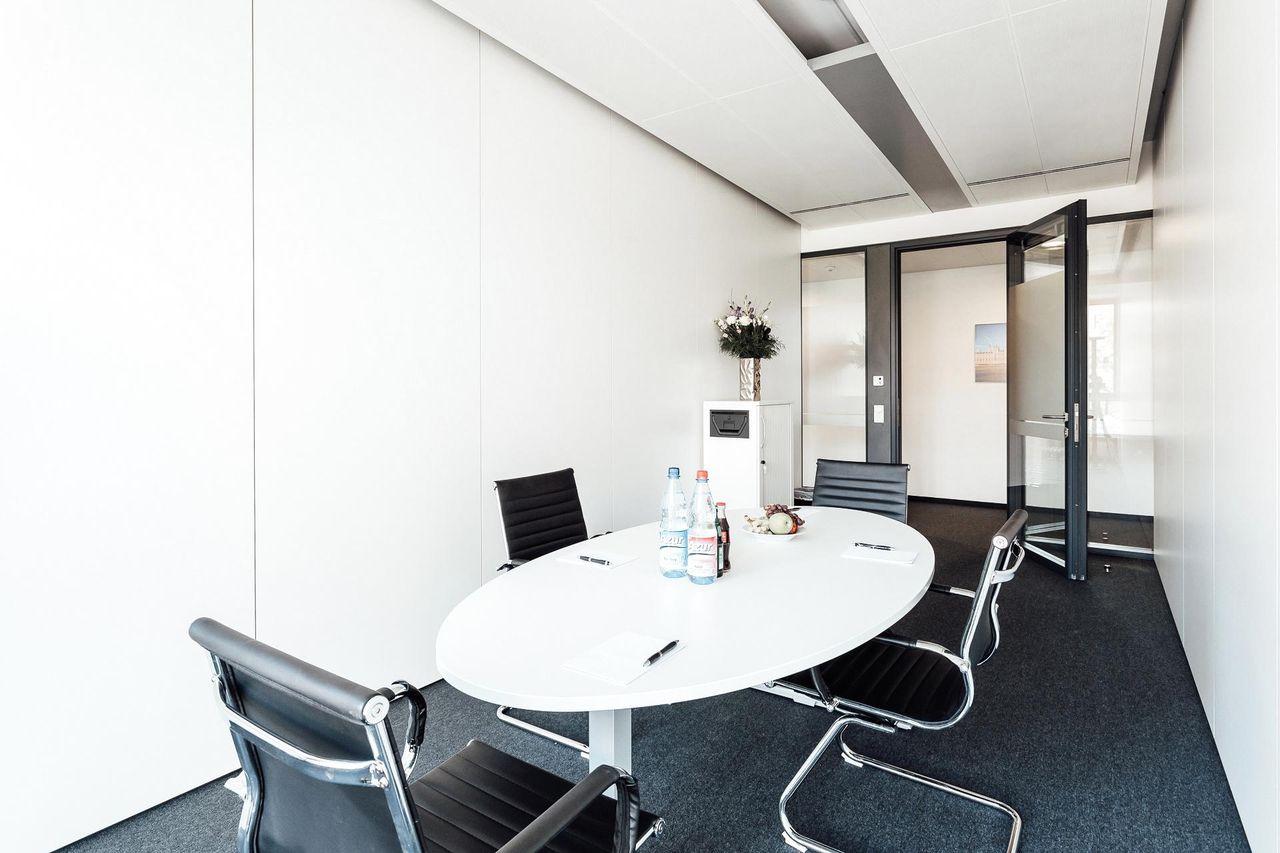 Frankfurt am Main  Business center  image 2