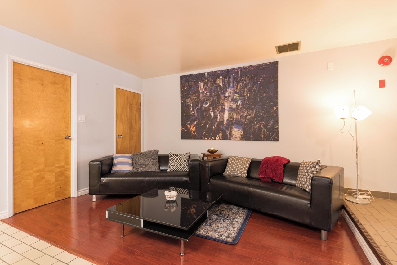 Rest van de wereld  Apartment Dundas St West - Second + Third Floor image 3