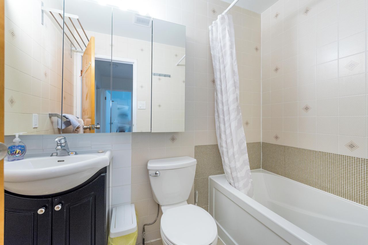 Rest van de wereld  Apartment Dundas St West - Second + Third Floor image 9