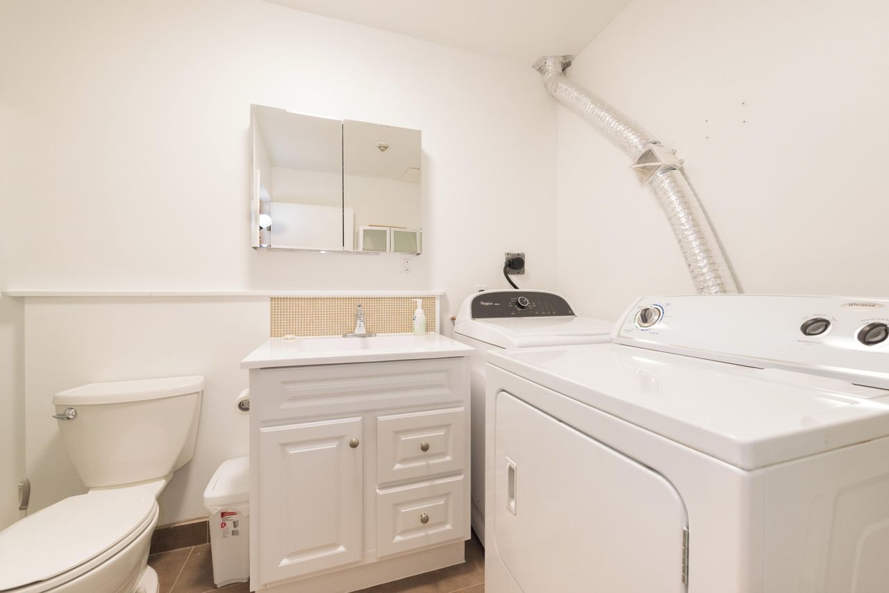 Rest van de wereld  Apartment Dundas St West - Second + Third Floor image 12