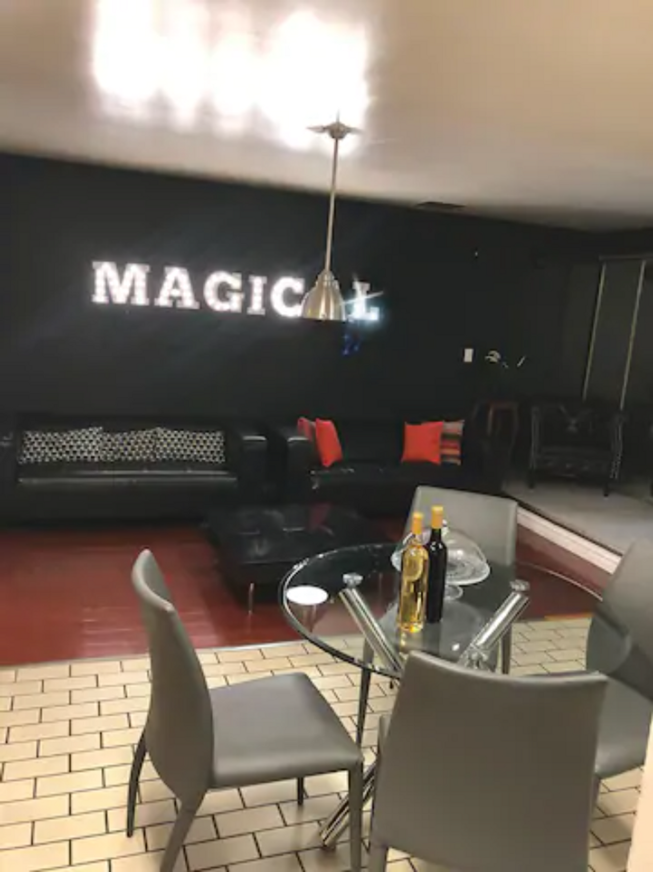 Rest van de wereld  Apartment New Industrial Loft Type with Patio 1200 sqft. Perfect for Big Groups image 1