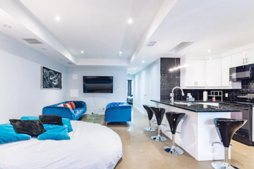 Rest van de wereld  Apartment Brandnew Industrial Loft Type with Patio 1200sqft Perfect for Big Groups image 0