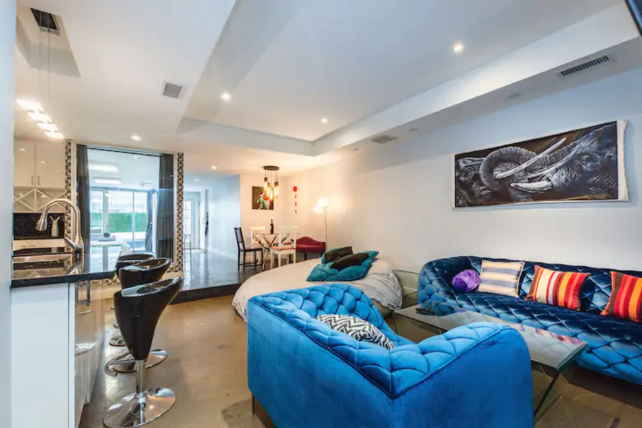 Rest van de wereld  Apartment Brandnew Industrial Loft Type with Patio 1200sqft Perfect for Big Groups image 2