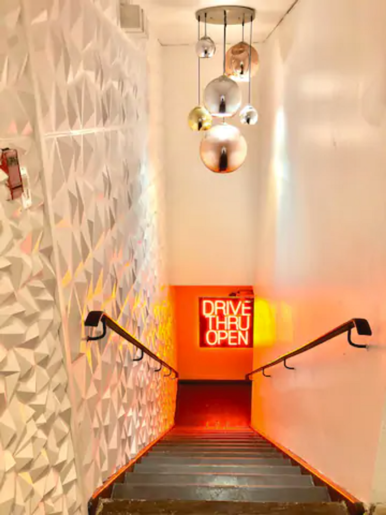 Rest van de wereld  Apartment Brandnew Industrial Loft Type with Patio 1200sqft Perfect for Big Groups image 5