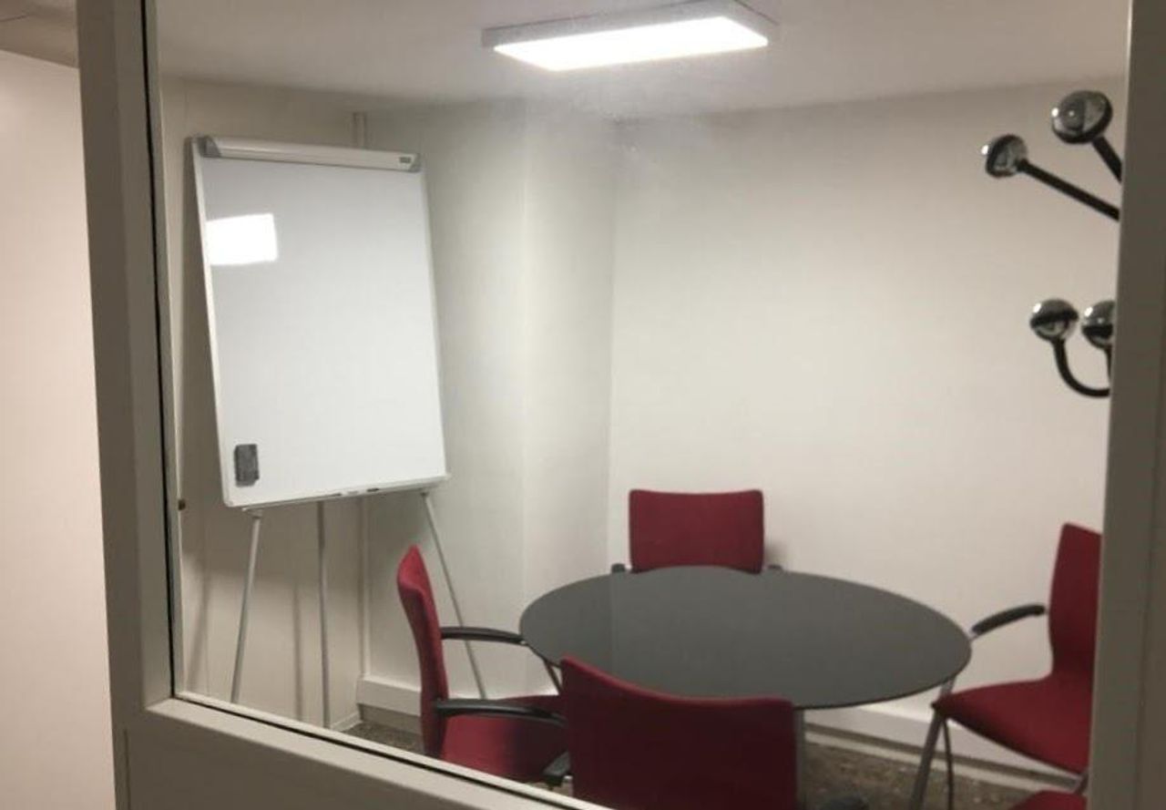 Barcelona  Meeting room WorkSpace round table image 5