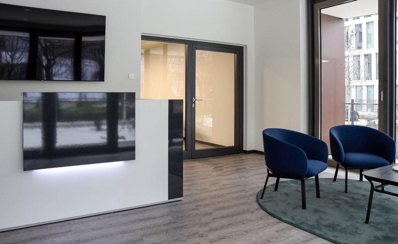 Darmstadt  Coworking space Moderne Eventlocation mit Podesttreppe image 4