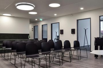 Darmstadt Coworking Space Moderne Eventlocation mit Podesttreppe image 1