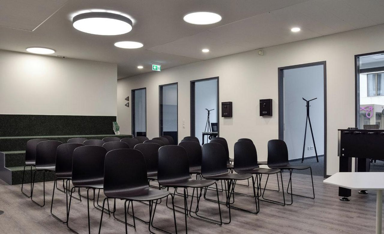 Darmstadt  Coworking space Moderne Eventlocation mit Podesttreppe image 1