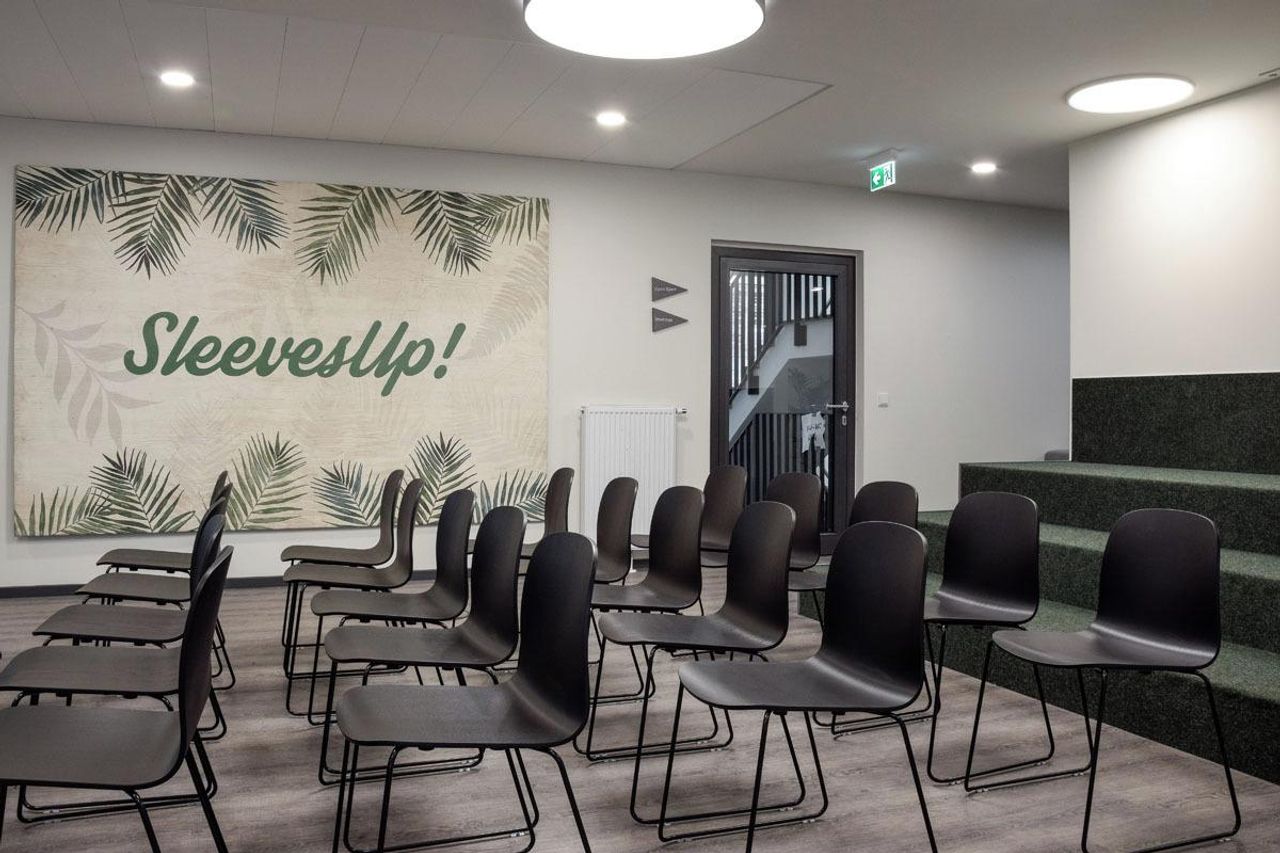 Darmstadt  Coworking space Moderne Eventlocation mit Podesttreppe image 2