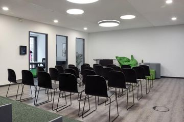 Darmstadt Coworking Space Moderne Eventlocation mit Podesttreppe image 3