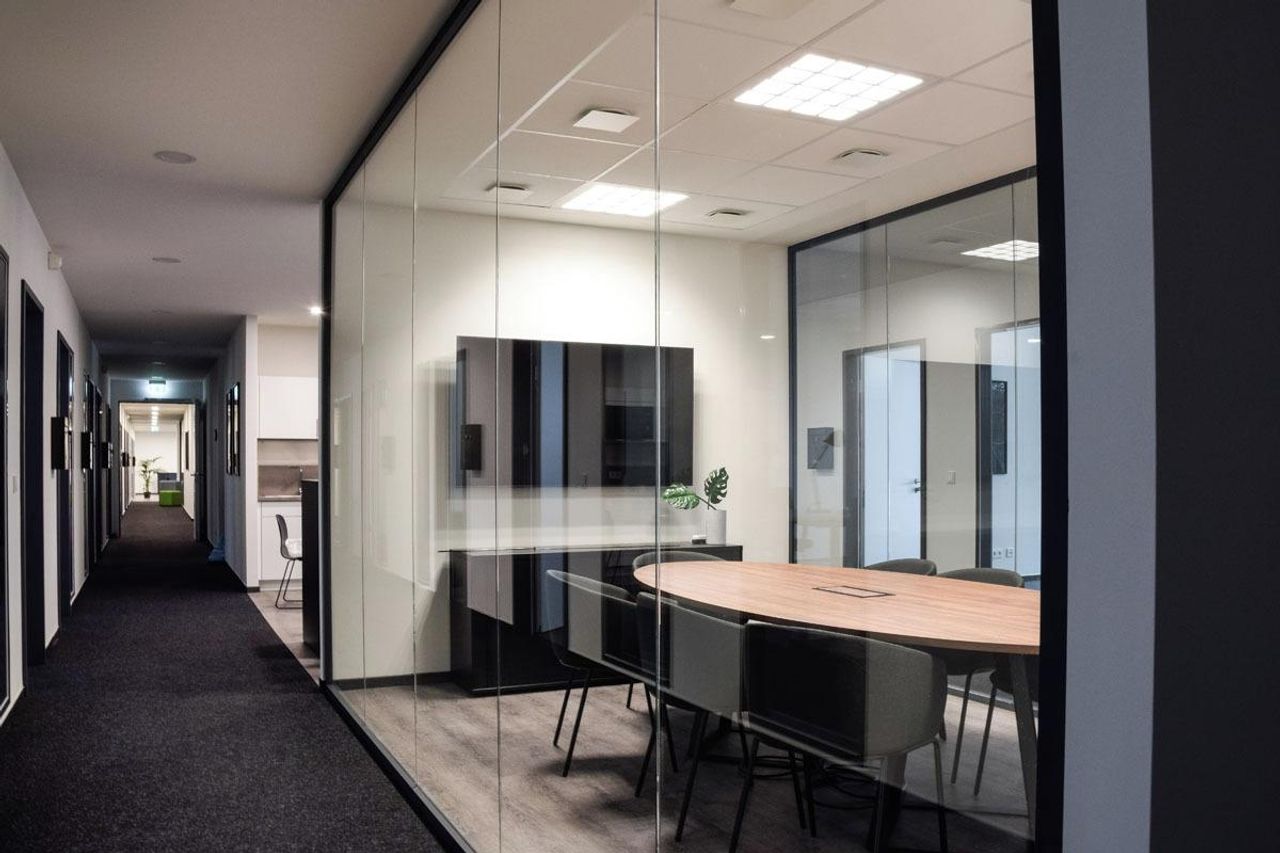 Darmstadt  Coworking space Moderner Meetingraum image 1