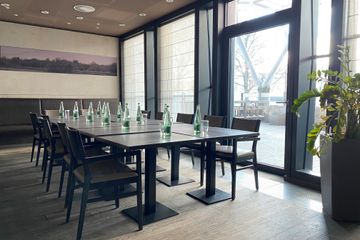 Frankfurt  Boardroom Little Cross image 2