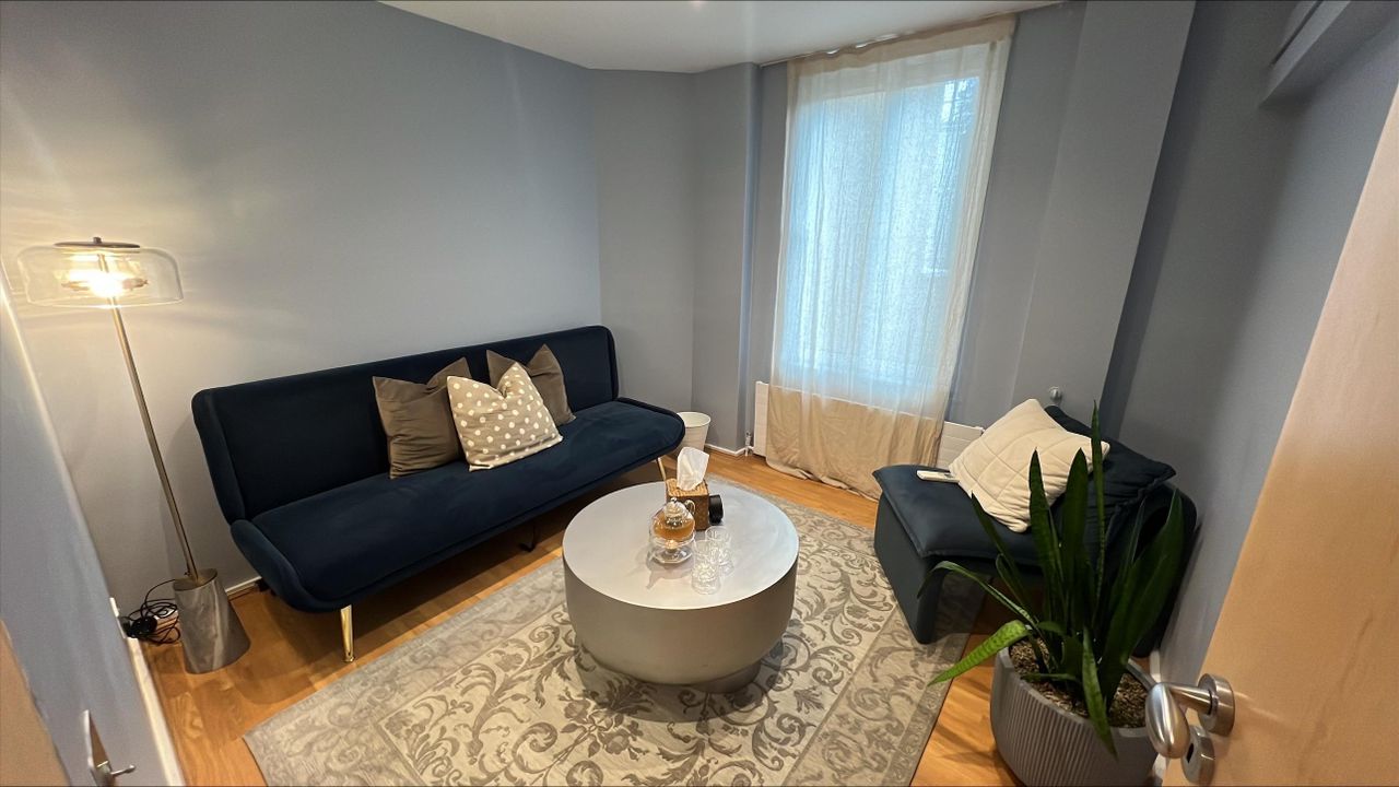 London  Consulting Room Azura Room image 3