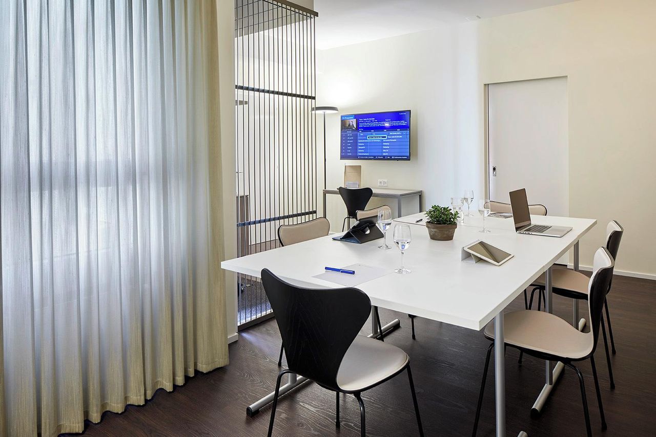 Rest of the World  Meeting room 206 image 3