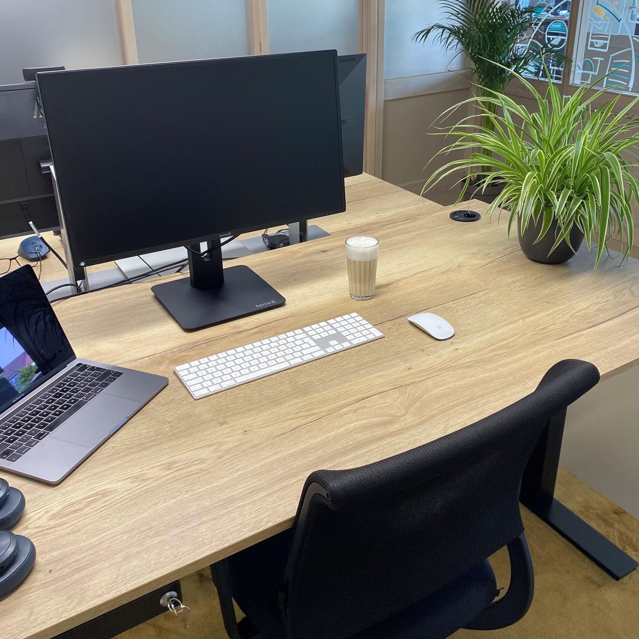 Rest der Welt  Coworking Space EmsMakers - Meetingraum image 3