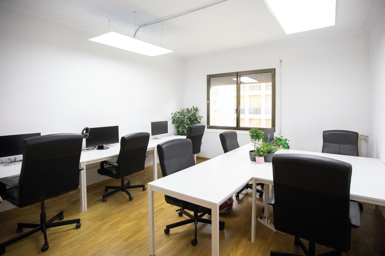 Barcelona  Coworking space Classic style private office 24/26 persons image 9