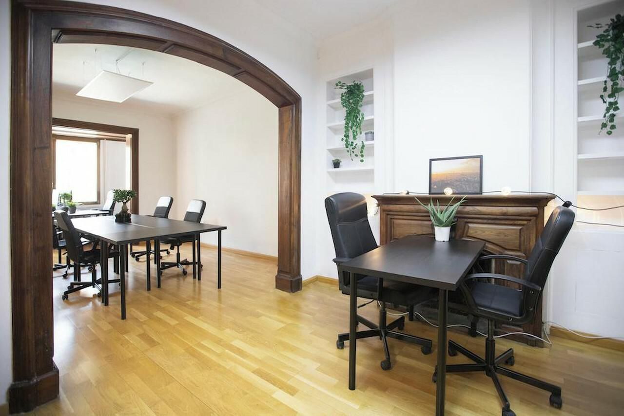 Barcelona  Coworking space Private office 10/12 persons image 3
