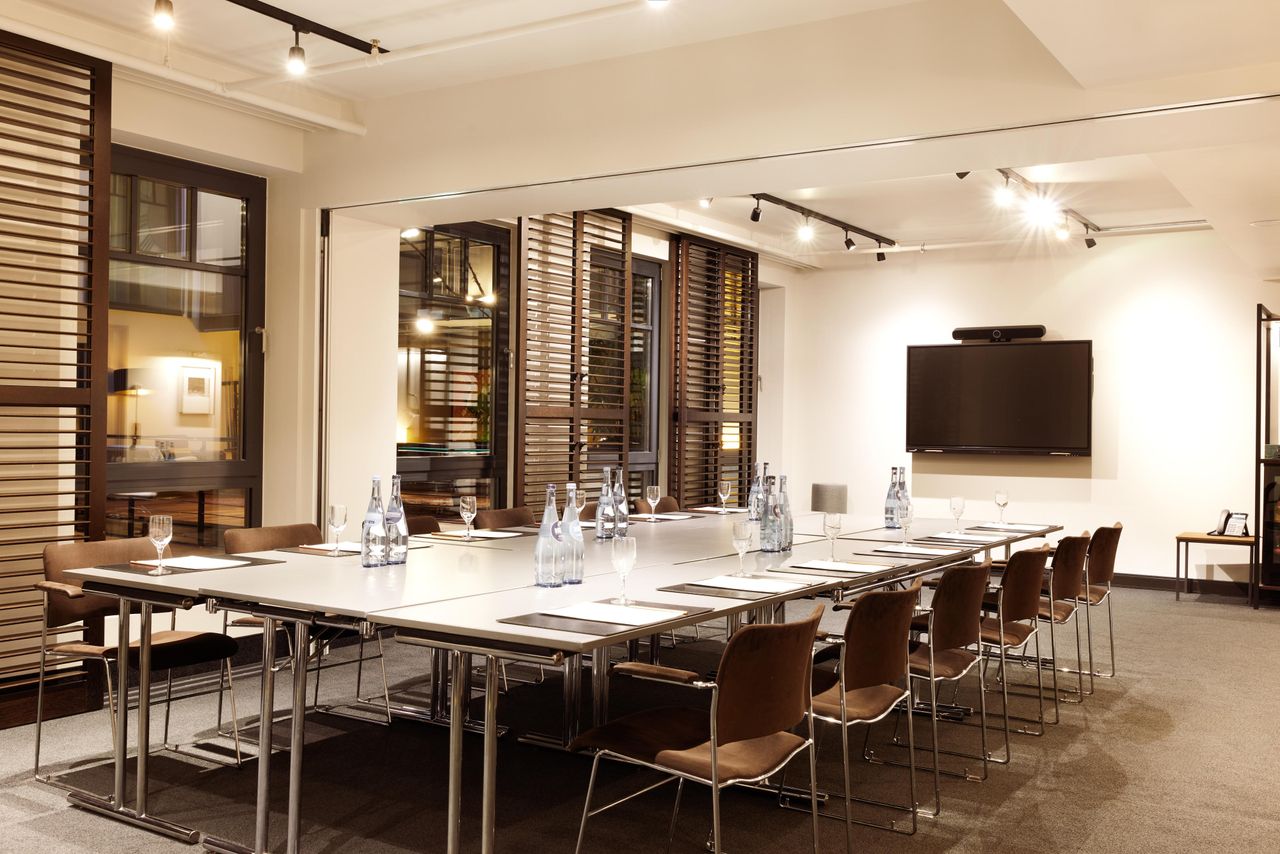 Hamburg Offsite-Meeting Boardroom Atrium III image 0