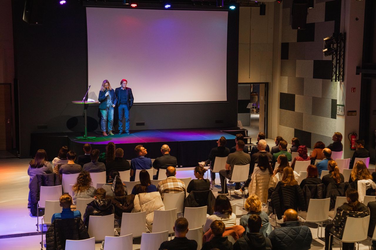 Rest of the World  Corporate event space Planet Blue, der Veranstaltungsraum mit industriellem, modernen Flair image 11