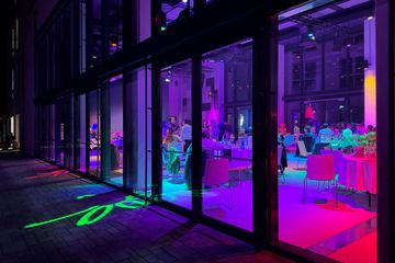 Rest of the World  Corporate event space Planet Blue, der Veranstaltungsraum mit industriellem, modernen Flair image 1