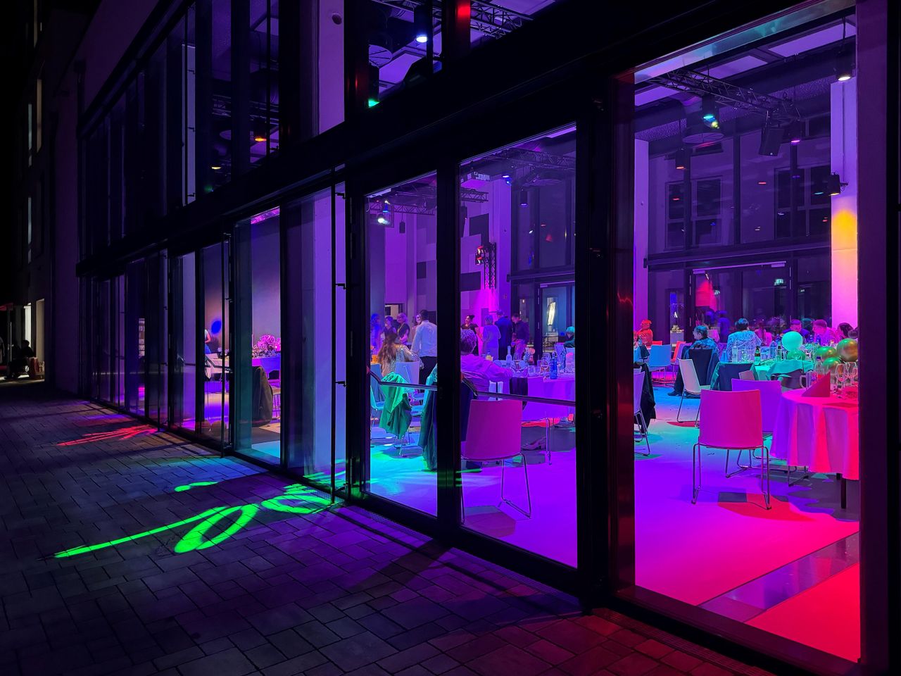 Rest of the World  Corporate event space Planet Blue, der Veranstaltungsraum mit industriellem, modernen Flair image 1