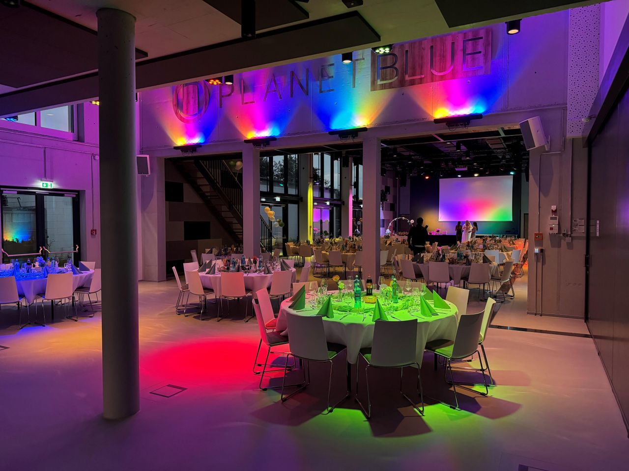Rest of the World  Corporate event space Planet Blue, der Veranstaltungsraum mit industriellem, modernen Flair image 3