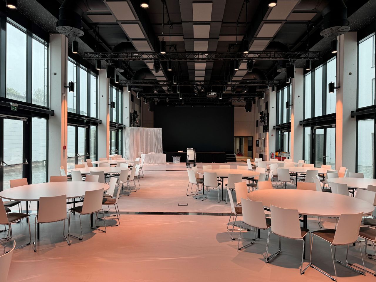 Rest of the World  Corporate event space Planet Blue, der Veranstaltungsraum mit industriellem, modernen Flair image 0